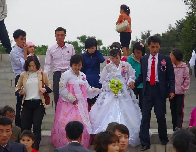 厚嫁妆但一直找不到满意的男子朝鲜街头的剩女多家里准备好丰